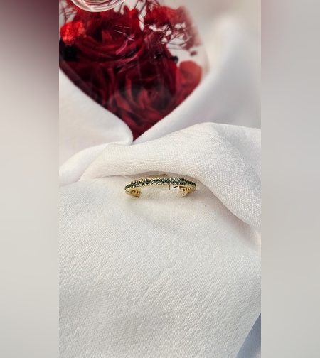 Златен пръстен със зелени циркони, тип халка