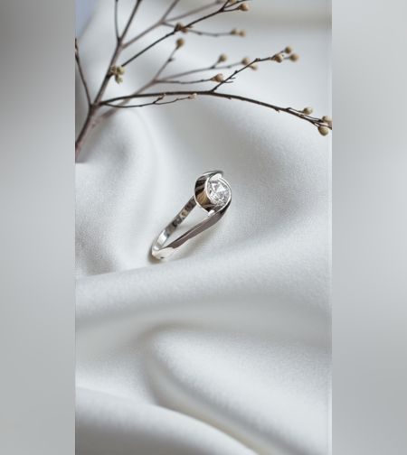 Златен пръстен от бяло злато с цирконий