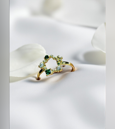 Златен пръстен със зелени и бели циркони