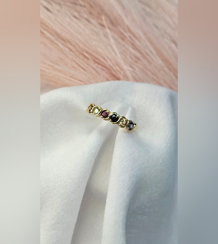 Златен пръстен със сапфири в различни цветове