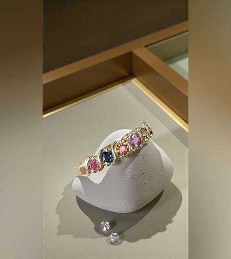 Златен пръстен със цветни сапфири