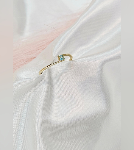 Златен пръстен със светло син циркон