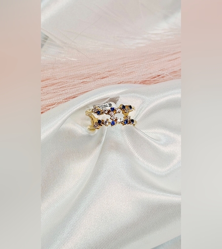 Златен пръстен двойна халка със сини и бели циркони