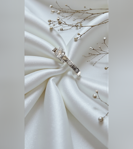 Златен пръстен от бяло злато с циркони 