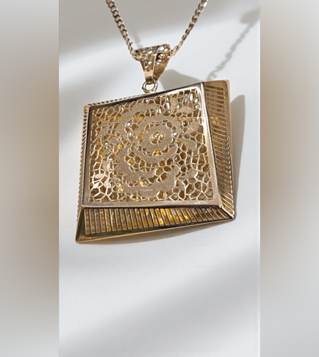 Златен медальон 