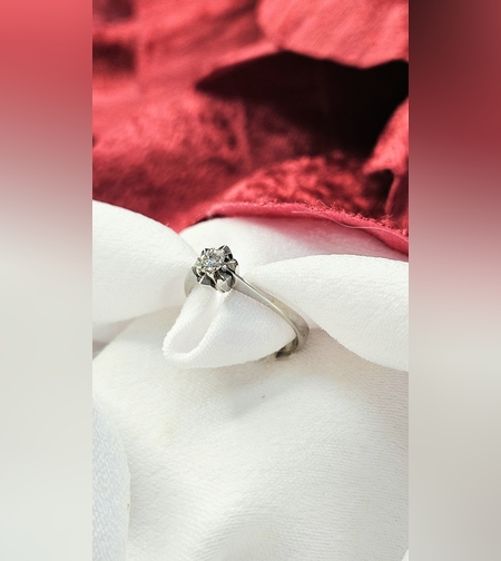 Златен пръстен от бяло злато с диамант тип годежен