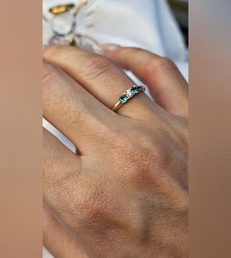 Златен пръстен от жълто злато с диамант и изумруди