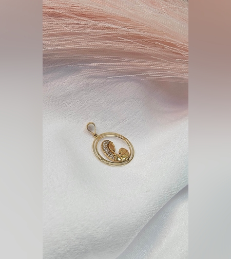 Богородица от жълто злато с циркони