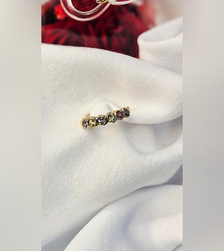 Златен пръстен от жълто злато с цветни сапфири