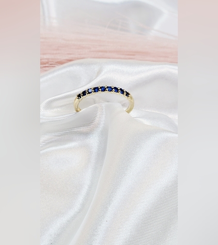 Златен пръстен със сини циркони