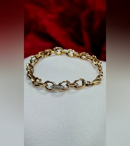 Златна верижна гривна с акцент на халката