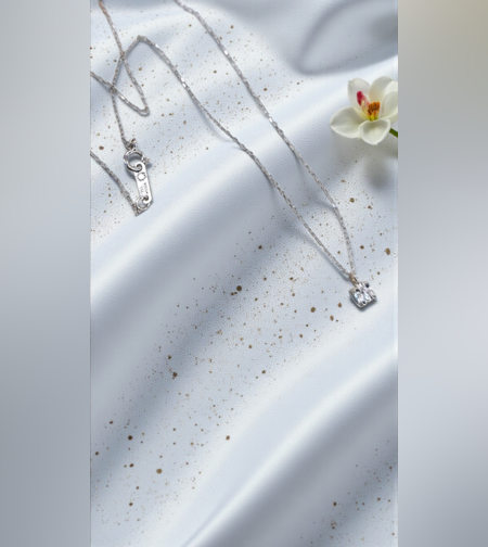 Златно колие от 18К бяло злато и диамант 0.10Ct