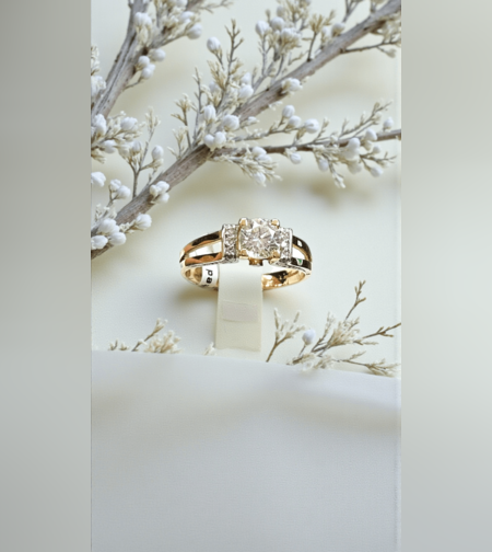 Златен пръстен с циркони