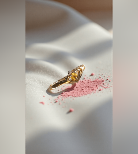 Златен пръстен с жълт сапфир