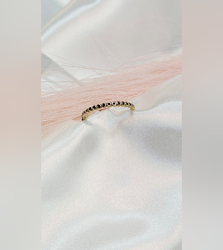 Златен пръстен тип халка с инкрустирани черни циркони