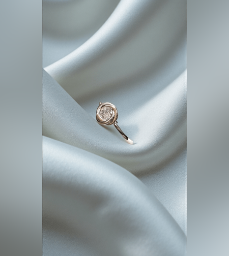 Златен пръстен от бяло злато с циркони