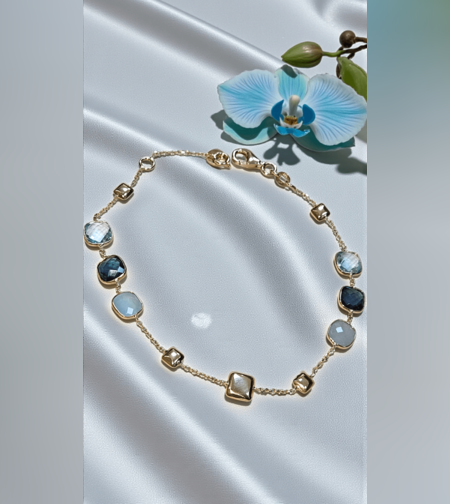 Златна гривна с природни камъни