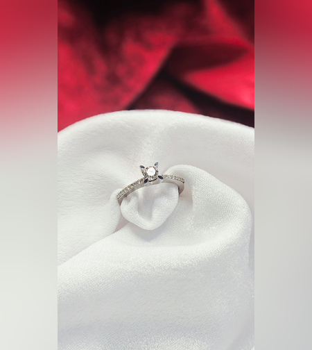 Златен пръстен с диаманти Нежна Корона