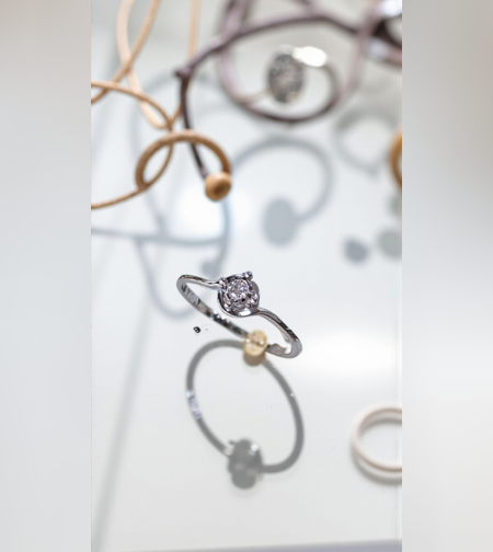 Златен годежен пръстен с диамант