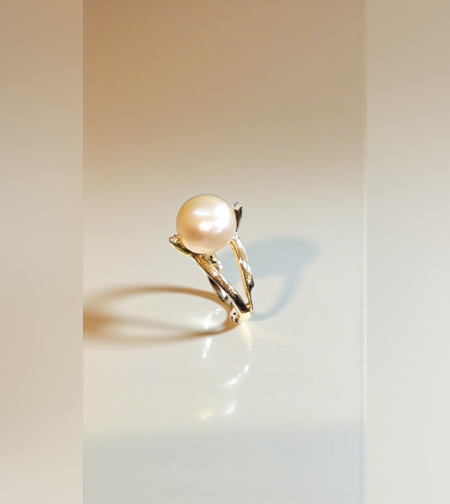 Златен пръстен с перла