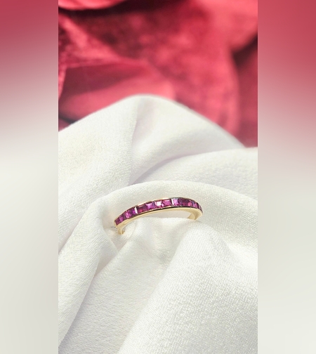 Златен пръстен от 18К злато и рубини