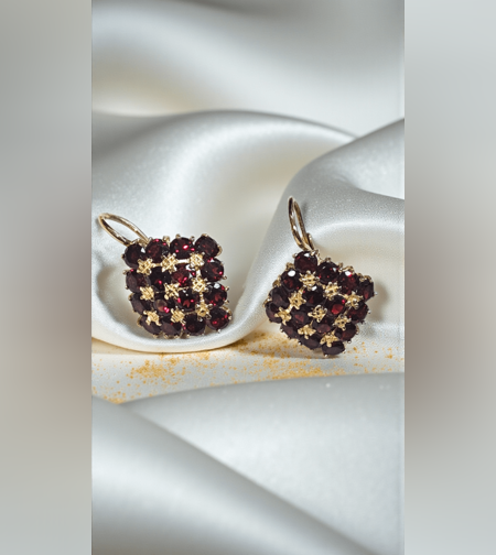 Златни обеци с Гранати