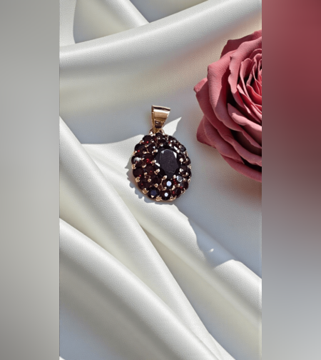 Златен  медальон с гранати