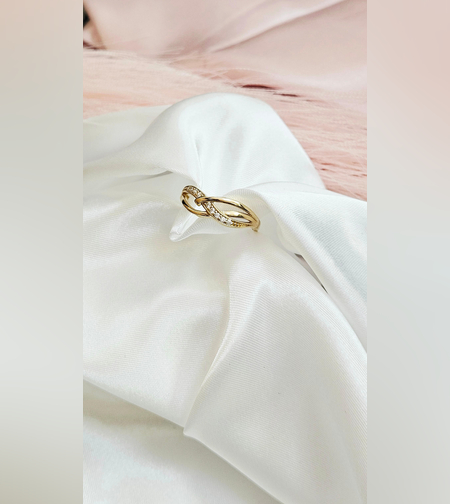 Златен пръстен Символ на безкрайност