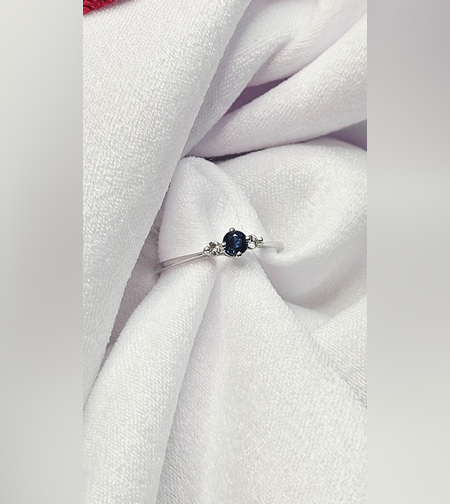 Пръстен от бяло злато 18К с диаманти и сапфир