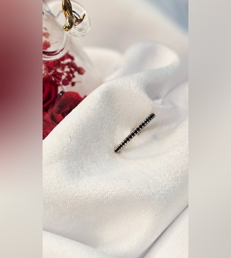 Златен пръстен от бяло злато с черни циркони, тип халка