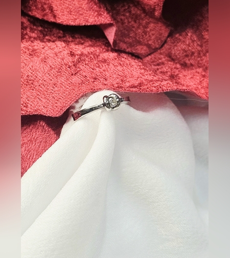 Златен пръстен с диамант тип годежен