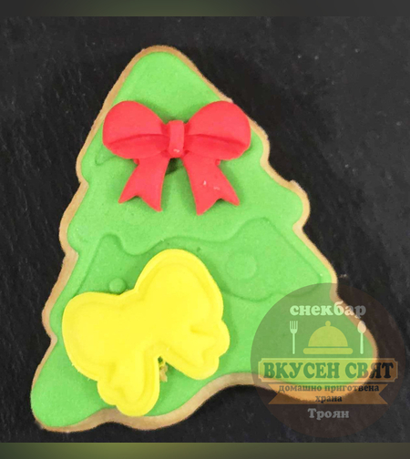 Декорирана бисквитка Коледна елхичка с панделки