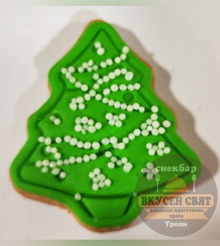 Декорирана бисквитка Коледна елхичка с гирлянди