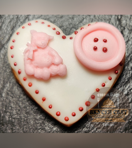 Декорирана бисквитка с розово мече с копче