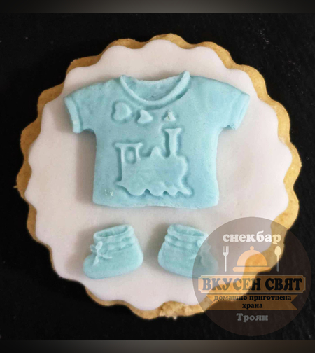 Декорирана бисквитка със синя тениска и чорапки