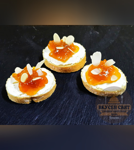 Канапе от крема сирене и сладко от праскови с филирани бадеми