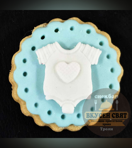 Декорирана бисквитка с бяло боди