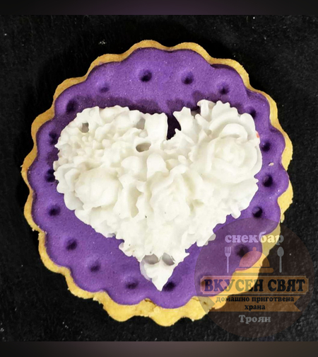 Декорирана бисквитка сърце с рози