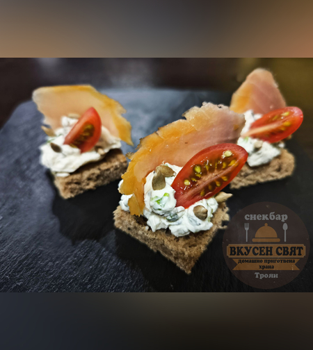 Хапка с черен хляб със семена и сьомга