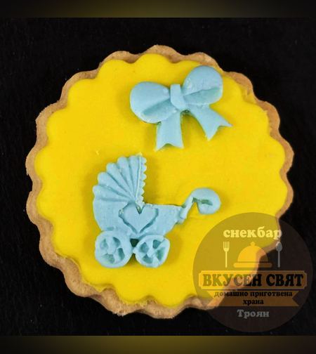 Декорирана бисквитка синя бебешка количка