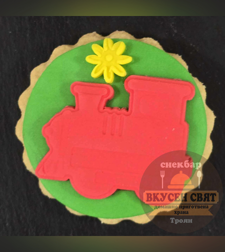 Декорирана бисквитка Червено локомотивче