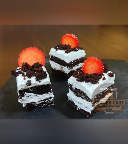 Шоколадови петифури с ягоди