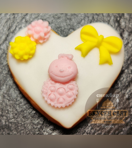 Декорирана бисквитка с розово бебе с панделка