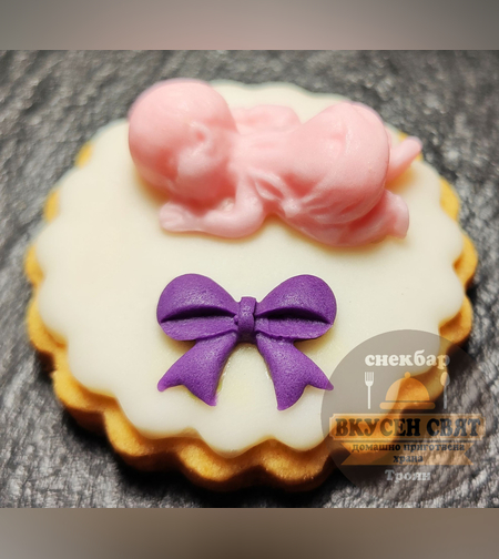 Декорирана бисквитка със розово бебе