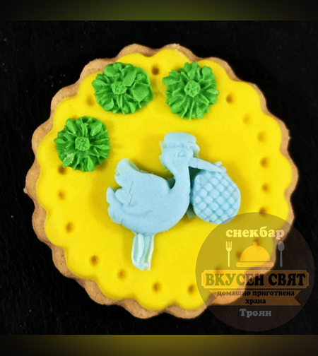 Декорирана бисквитка щъркелче с вързоп