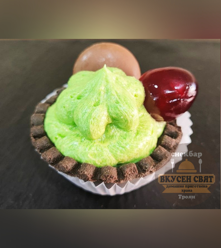 Шоколадови тарталети с маслен крем коктейлна череша и белгийски шоколад