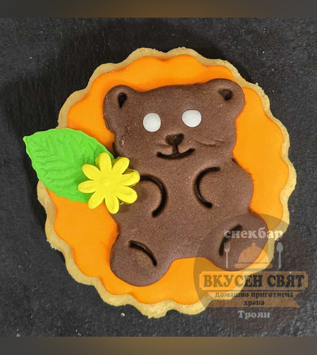 Декорирана бисквитка мече с цвете