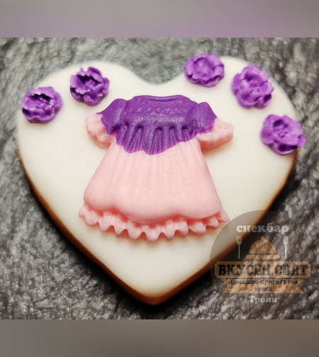 Декорирана бисквитка с розова рокля