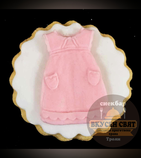 Декорирана бисквитка с розова рокля с джобчета