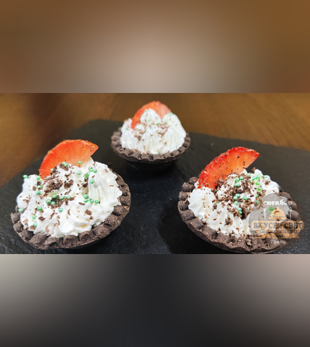 Шоколадови тарталети с ягоди